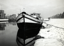 825122 Afbeelding van een schip in het Merwedekanaal langs de Merwedekade te Utrecht.